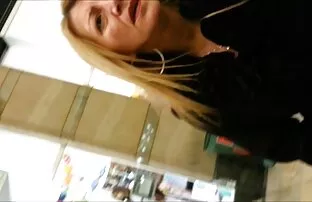 XXX فتاة تجلس على سكس متحرك مباشر رأس